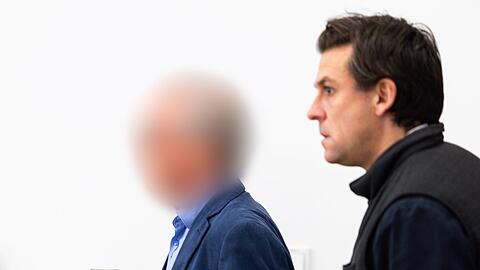 Der angeklagte Ex-Parlamentarier (l) bestreitet vor Gericht den Vorwurf des Kindesmissbrauchs.