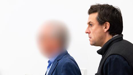 Der angeklagte Ex-Parlamentarier (l) bestreitet vor Gericht den Vorwurf des Kindesmissbrauchs.