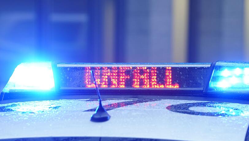 Die Bundesstra&szlig;e blieb in der Nacht rund vier Stunden lang gesperrt. (Symbolbild)