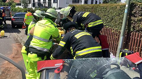 Mit einer hydraulisch betriebenen Rettungsschere entfernten die Feuerwehrleute das Dach des Opel Corsa.