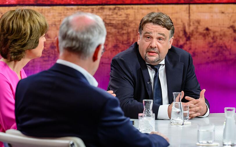 Dennis Radtke von der CDU erteilte einer Zusammenarbeit mit der AfD eine klare Absage: Die Brandmauer sei kein Instrument, um Feuer zu bekämpfen, sondern eine Sicherheitsvorkehrung, damit das Feuer nicht übergreife. Dennis Radtke von der CDU erteilte einer Zusammenarbeit mit der AfD eine klare Absage: Die Brandmauer sei kein Instrument, um Feuer zu bekämpfen, sondern eine Sicherheitsvorkehrung, damit das Feuer nicht übergreife.