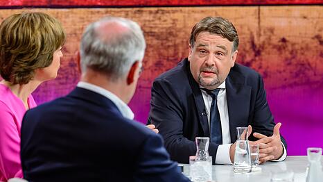 Dennis Radtke von der CDU erteilte einer Zusammenarbeit mit der AfD eine klare Absage: Die Brandmauer sei kein Instrument, um Feuer zu bek&auml;mpfen, sondern eine Sicherheitsvorkehrung, damit das Feuer nicht &uuml;bergreife.