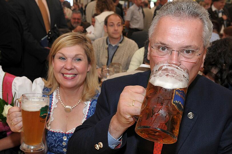 Der Bayernische Innenminister Joachim Herrmann (CSU) und seine Frau Gerswid