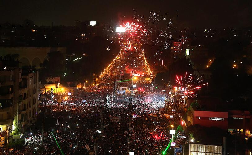 Ausnahmezustand am auf dem Tahrir-Platz in Kairo. Millionen Menschen feiern die Absetzung von Mohammed Mursi durch das ägyptische Militär.