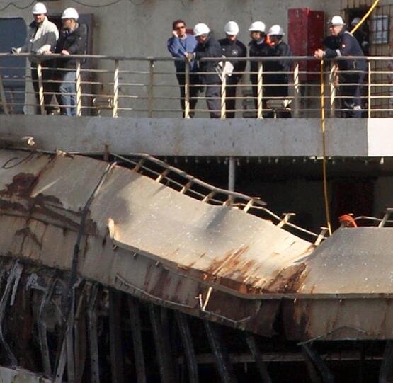 Der Kapitän des havarierten Unglücksschiff Costa Concordia besichtigte am Donnerstag ertmals das Wrack. Die Bilder!