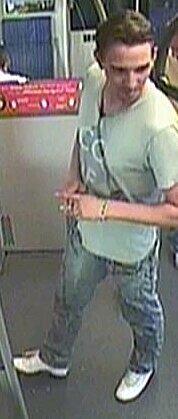 Mann in der S4 verprügelt: Die Polizei sucht diesen Schläger.