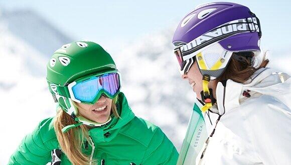 Eine gute Skibrille muss mit dem eigenen Helm kombinierbar sein und weitere wichtige Voraussetzungen erfüllen. Die Gläser können orange, blau oder verspiegelt sein. Eine gute Skibrille muss mit dem eigenen Helm kombinierbar sein und weitere wichtige Voraussetzungen erfüllen. Die Gläser können orange, blau oder verspiegelt sein.