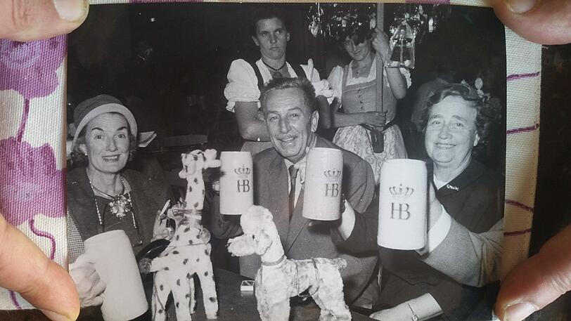 Besuch von Walt Disney auf der Wiesn im Hofbräuzelt, im Jahr 1956, links seine Frau Lilian.
