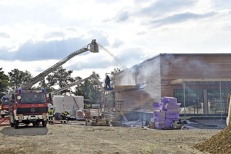 Bis zum Eintreffen der Einsatzkräfte hatten die Flammen rund zehn Quadratmeter der Holzfassade erfasst.
