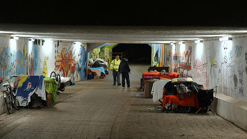 In dieser Unterführung haben sich gleich mehrere Wohnungslose eingerichtet.