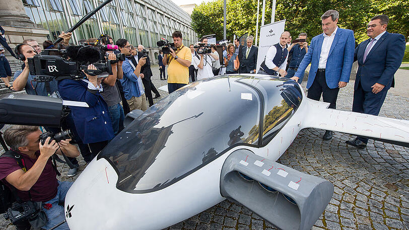 Weiter Bilder von der Ausstellung mit dem Schwerpunkt "Flugtaxi und elektrisches Fliegen der Zukunft" im Hofgarten der Staatskanzlei.