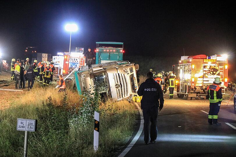 In Unterfranken kam es in der Nacht auf Dienstag zu einem schlimmen Unfall mit einem Viehtransporter - die Bilder.