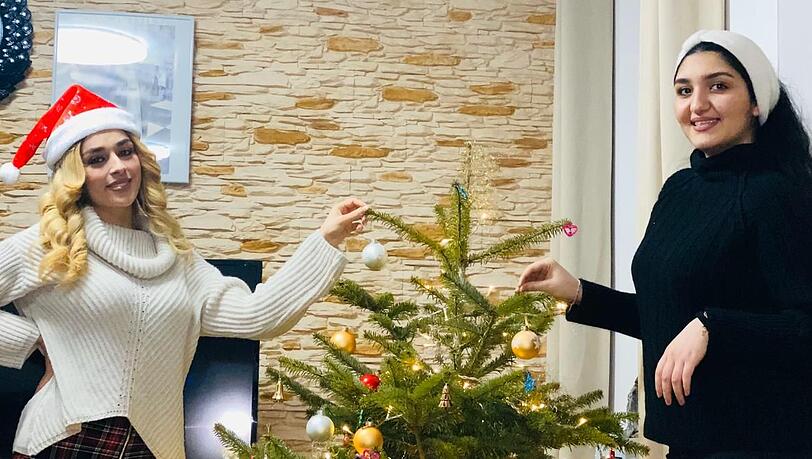 Schirin Merza (l.) mit Sahar Qaual vor ihrem Silvesterbaum. Schirin Merza (l.) mit Sahar Qaual vor ihrem Silvesterbaum.