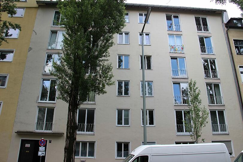 Mord in der Au: Die 91-Jährige Anna S. ist getötet worden. Die Polizei sucht im Umfeld der Wohnung in der Dollmannstraße nach Hinweisen und Spuren. Die Bilder vom Tatort...