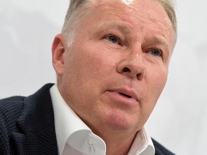 Sportdirektor Stefan Reuter sitzt bei einer Pressekonferenz des FC Augsburg. Foto: Stefan Puchner/Archivbild