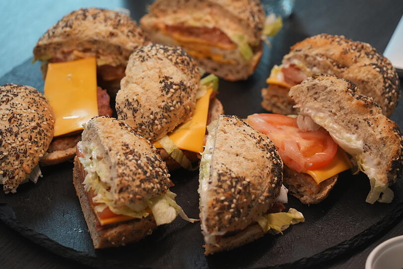 Der Big Morning ist eine Mischung aus Burger und Frühstückssemmel. Es gibt ihn mit unterschiedlichen Belägen.