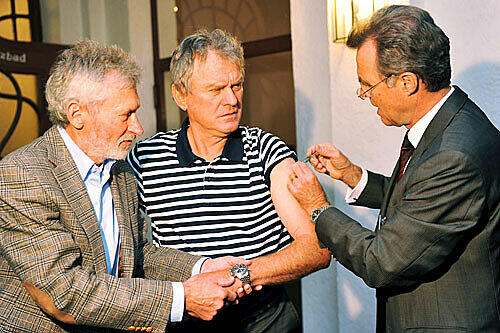 Paul Breitner und Sepp Maier lassen sich impfen