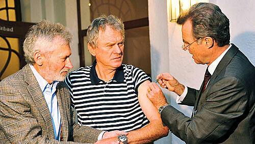 Paul Breitner und Sepp Maier lassen sich impfen Paul Breitner und Sepp Maier lassen sich impfen