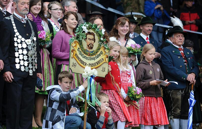 Monarchie-Fans würdigen 125. Todestag von Ludwig II. &ndash; Gedenkmesse am Starnberger See &ndash; Satirisches Contra: Mit Badeente und Taucherbrille zum Gedenkkreuz. Die Eindrücke aus Berg