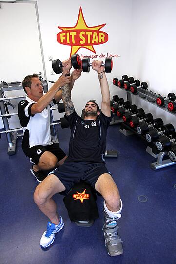 Nach dem Syndesmosebandriss befindet sich Grigoris Makos aktuell im Aufbautraining. Hier sind die Bilder von Makos mit Physiotherapeut Stephan Reiner im Fitnessstudio.