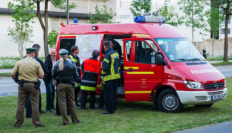 Einsatzkräfte der Feuerwehr besprechen sich im Norden von München. Zuvor wurde auf einer Baustelle eine 250kg Bombe gefunden. Diese soll, obwohl ein Teil des Sprengstoffes ausgetreten ist, entschärft werden.