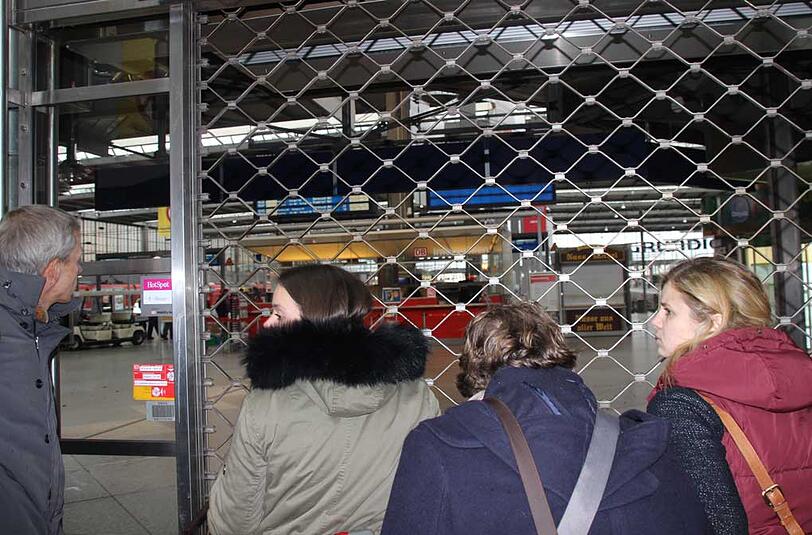Der Hauptbahnhof in München wurde evakuiert, der Schalterbereich ist abgeriegelt, der Fernverkehr komplett eingestellt. Viele Reisende müssen sich eine Notunterkunft suchen. Die Bilder.