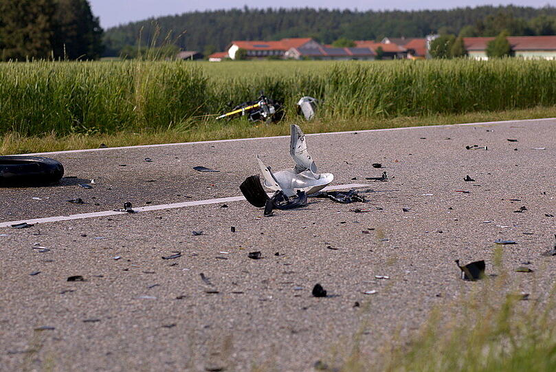 Ein Skoda prallte auf ein entgegenkommendes Motorrad. Der Motorradfahrer überlebte den Zusammenstoß nicht.