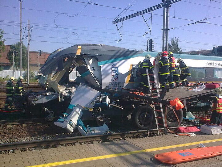 Schnellzug rast im Osten Tschechiens in einen LkW.