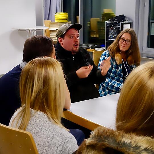 Samouil Stoyanov und die Theaterpädagogin Elke Bauer im Gespräch mit den Schülern vor der Vorstellung.