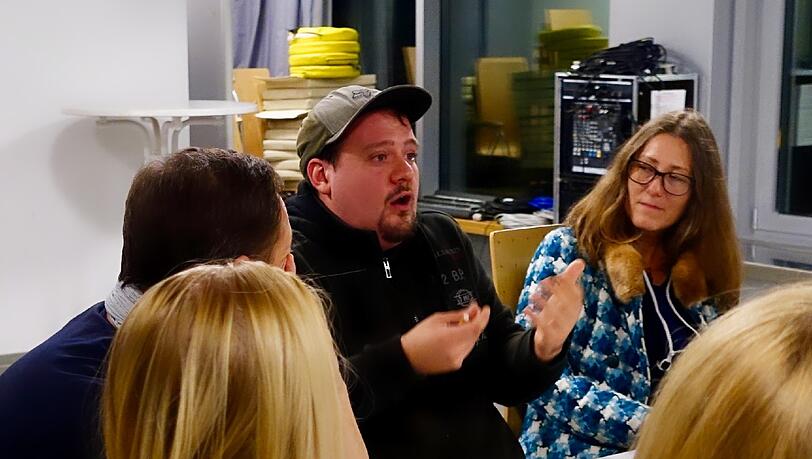 Samouil Stoyanov und die Theaterpädagogin Elke Bauer im Gespräch mit den Schülern vor der Vorstellung. Samouil Stoyanov und die Theaterpädagogin Elke Bauer im Gespräch mit den Schülern vor der Vorstellung.