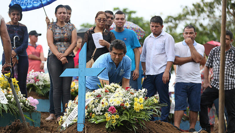In Manaus nehmen Angehörigen an einer Beerdigung eines Opfers einer Gefängnisrevolte teil. In Manaus nehmen Angehörigen an einer Beerdigung eines Opfers einer Gefängnisrevolte teil.