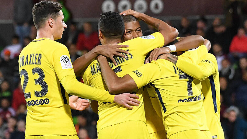 Die Spieler von Paris St.-Germain feiern den Treffer von Kylian Mbappé (Mitte) bei dessen Debüt im PSG-Debüt. Links der deutsche Nationalspieler Julian Draxler.