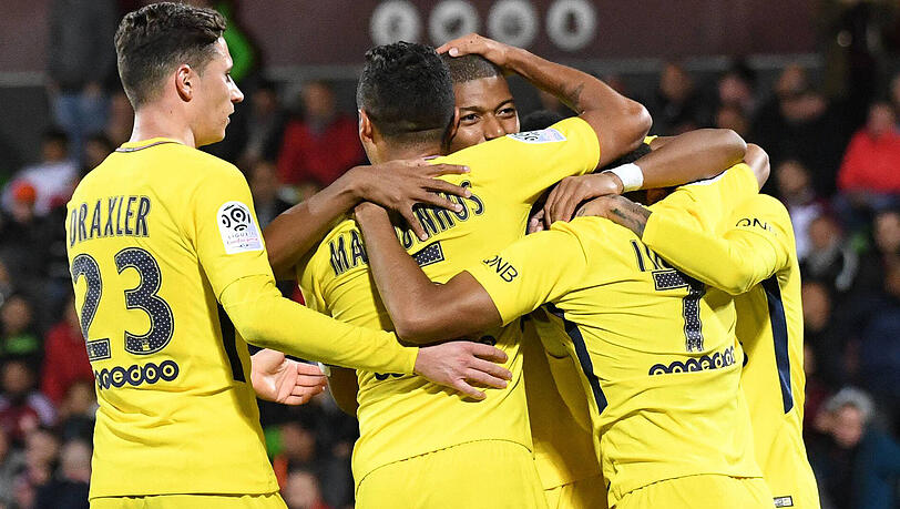 Die Spieler von Paris St.-Germain feiern den Treffer von Kylian Mbappé (Mitte) bei dessen Debüt im PSG-Debüt. Links der deutsche Nationalspieler Julian Draxler. Die Spieler von Paris St.-Germain feiern den Treffer von Kylian Mbappé (Mitte) bei dessen Debüt im PSG-Debüt. Links der deutsche Nationalspieler Julian Draxler.