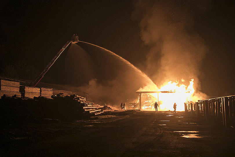 Bilder vom großen Feuerwehreinsatz in Fridolfing am Dienstagabend. Der Sachschaden ist nach dem Brand eines Sägewerks immens.