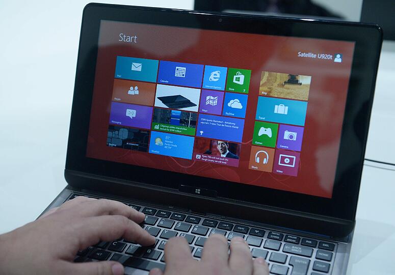 Die Windows 8 Oberfläche ist am Donnerstag (30.08.2012) auf dem Stand des Unternehmens Toshiba auf der Internationalen Funkausstellung in Berlin auf einem Hybridgerät zu sehen. Das Gerät verbindet die Kategorie Tablet und Ultrabook.
