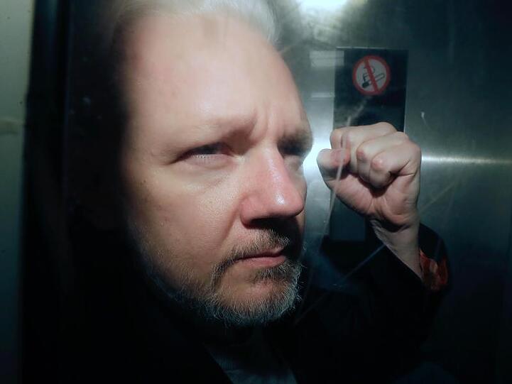 Julian Assange, Mitbegründer der Enthüllungsplattform WikiLeaks, verlässt ein Gericht in London. Assange sitzt derzeit eine Gefängnisstrafe in Großbritannien ab.
