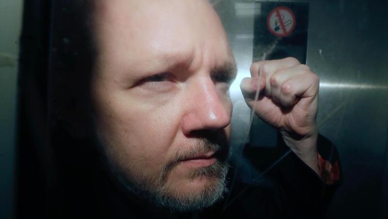 Julian Assange, Mitbegründer der Enthüllungsplattform WikiLeaks, verlässt ein Gericht in London. Assange sitzt derzeit eine Gefängnisstrafe in Großbritannien ab. Julian Assange, Mitbegründer der Enthüllungsplattform WikiLeaks, verlässt ein Gericht in London. Assange sitzt derzeit eine Gefängnisstrafe in Großbritannien ab.