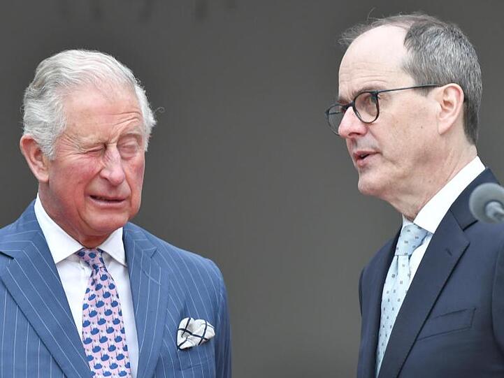 Prinz Charles (l) neben dem britischen Botschafter in Berlin, Sir Sebastian Wood.