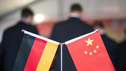 Eine chinesische und eine deutsche Flagge bei einem Empfang in Hefei (China).