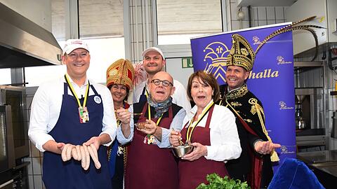 Metzgerobermeister Andy Gaßner (l.) präsentiert stolz die Narrhalla-Wurst. Begeistert mit dabei: Metzger Toni Gaßner (hinten Mitte), Schauspieler Jürgen Kirner (M.) und Gitti Walbrun. Natürlich dürfen auch die Repräsentanten der Narrhalla nicht fehlen.
