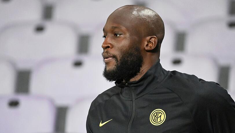 Romelo Lukaku von Inter Mailand betritt das Spielfeld vor dem Spiel.