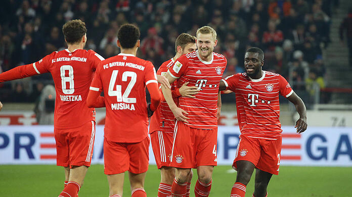 Der FC Bayern gewinnt gegen den VfB Stuttgart mit 2:1.