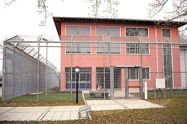 Der Neubau der Forensik in Ansbach platzte bereits nach einem Jahr aus allen Nähten. Jetzt wird nachgebessert.