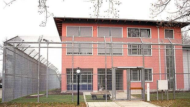 Der Neubau der Forensik in Ansbach platzte bereits nach einem Jahr aus allen Nähten. Jetzt wird nachgebessert. Der Neubau der Forensik in Ansbach platzte bereits nach einem Jahr aus allen Nähten. Jetzt wird nachgebessert.