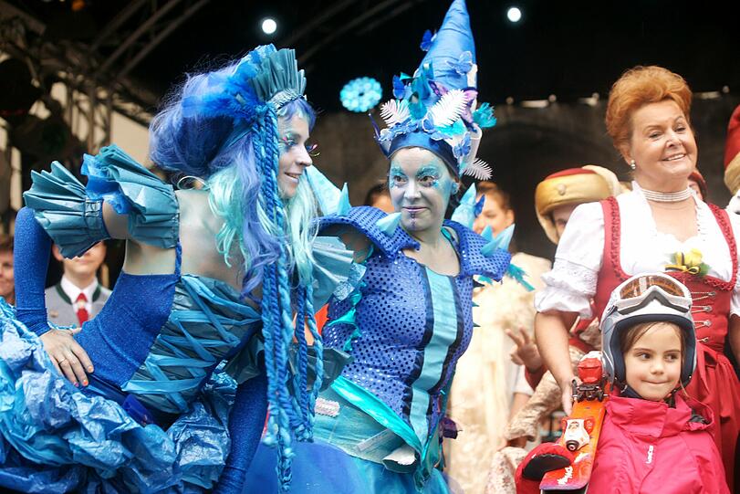 Ganz in blau tanzen diese Beiden über den Marienlatz.