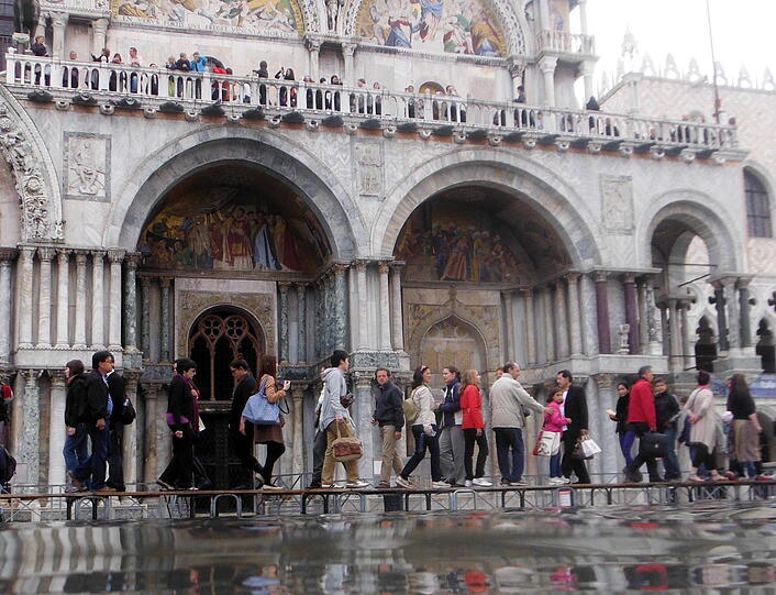 Alarmstufe Gelb in Venedig: Am Montag ist der Wasserstand auf 105 cm über dem Meeresspiegel gemessen worden. Die Bilder der Überschwemmung.