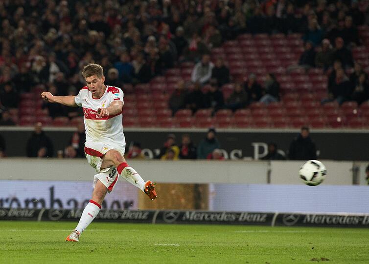 Stuttgarts Simon Terodde erzielt das Tor zum 2:0 in der Mercedes-Benz-Arena.