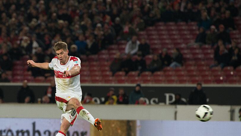 Stuttgarts Simon Terodde erzielt das Tor zum 2:0 in der Mercedes-Benz-Arena. Stuttgarts Simon Terodde erzielt das Tor zum 2:0 in der Mercedes-Benz-Arena.