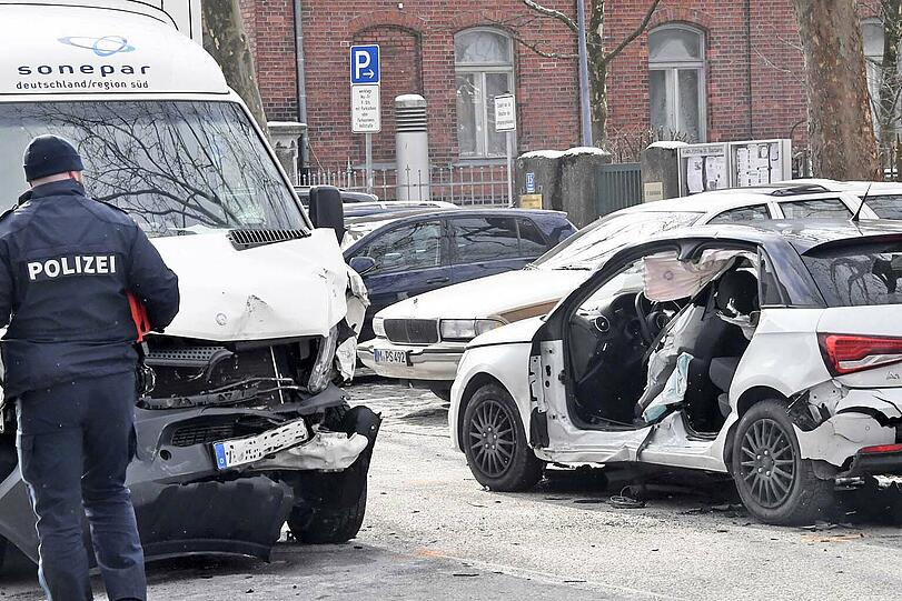 Heftiger Unfall in der Infanteriestraße: Die Feuerwehr musste die Verletzte aus ihrem Wrack befreien.