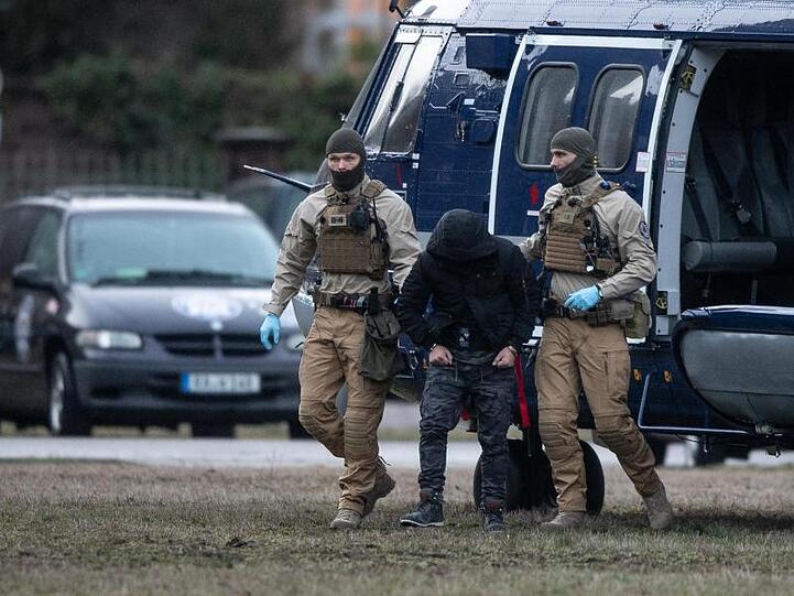Beamte der Bundespolizei führen einen der Terrorverdächtigen in Karlsruhe aus einem Helikopter.